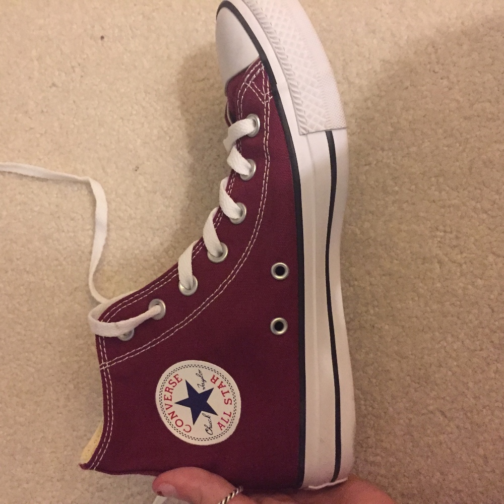 MAROON CONVERSE