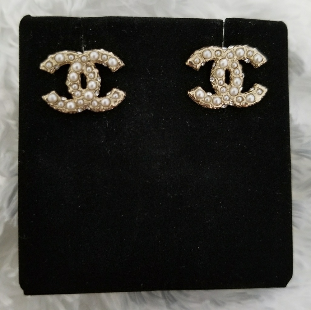 🚫 SOLD 🚫 Chanel Gold Pearl CC Stud Earrings