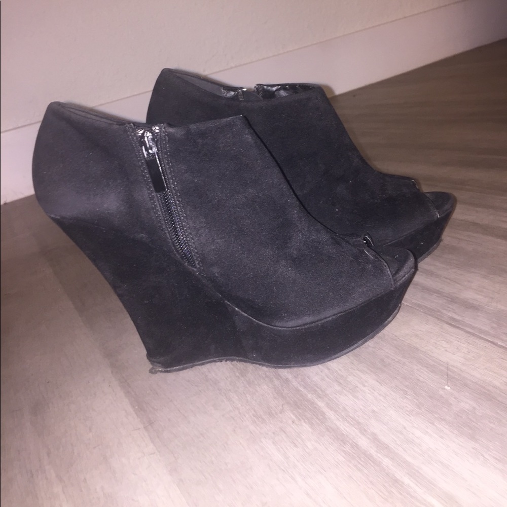 All black wedges.