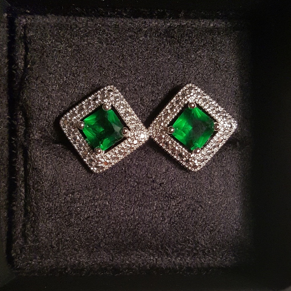 Beautiful Emerald Like Earrings