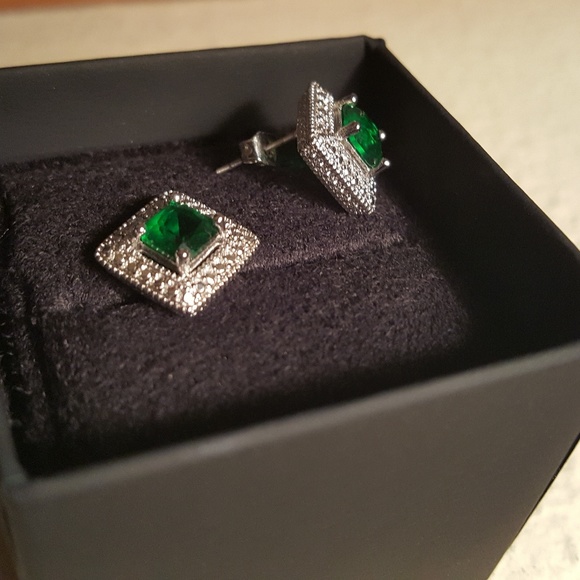 Beautiful Emerald Like Earrings - Picture 2 of 3