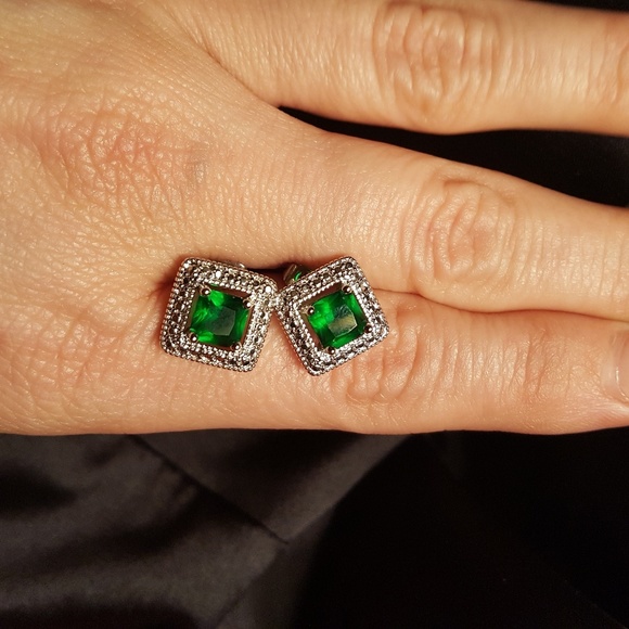 Beautiful Emerald Like Earrings - Picture 3 of 3