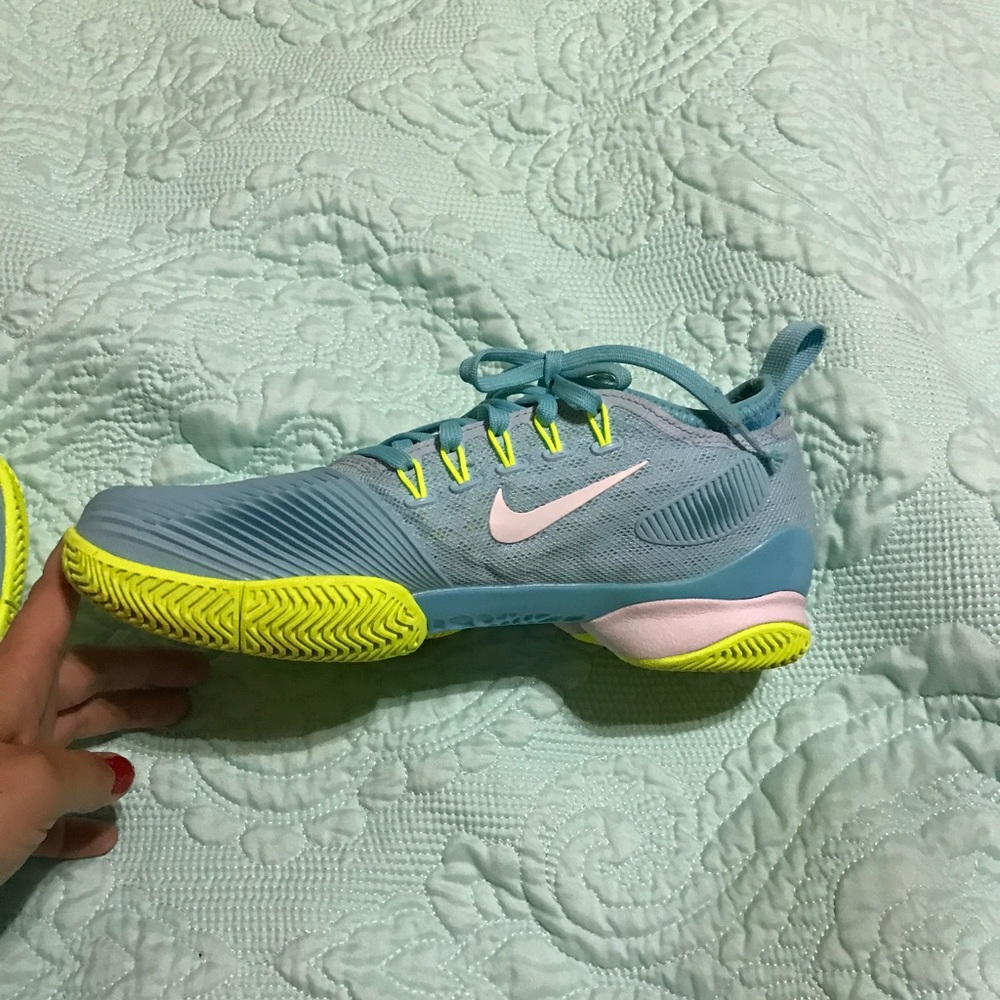 Tennis court shoes - Picture 2 of 5