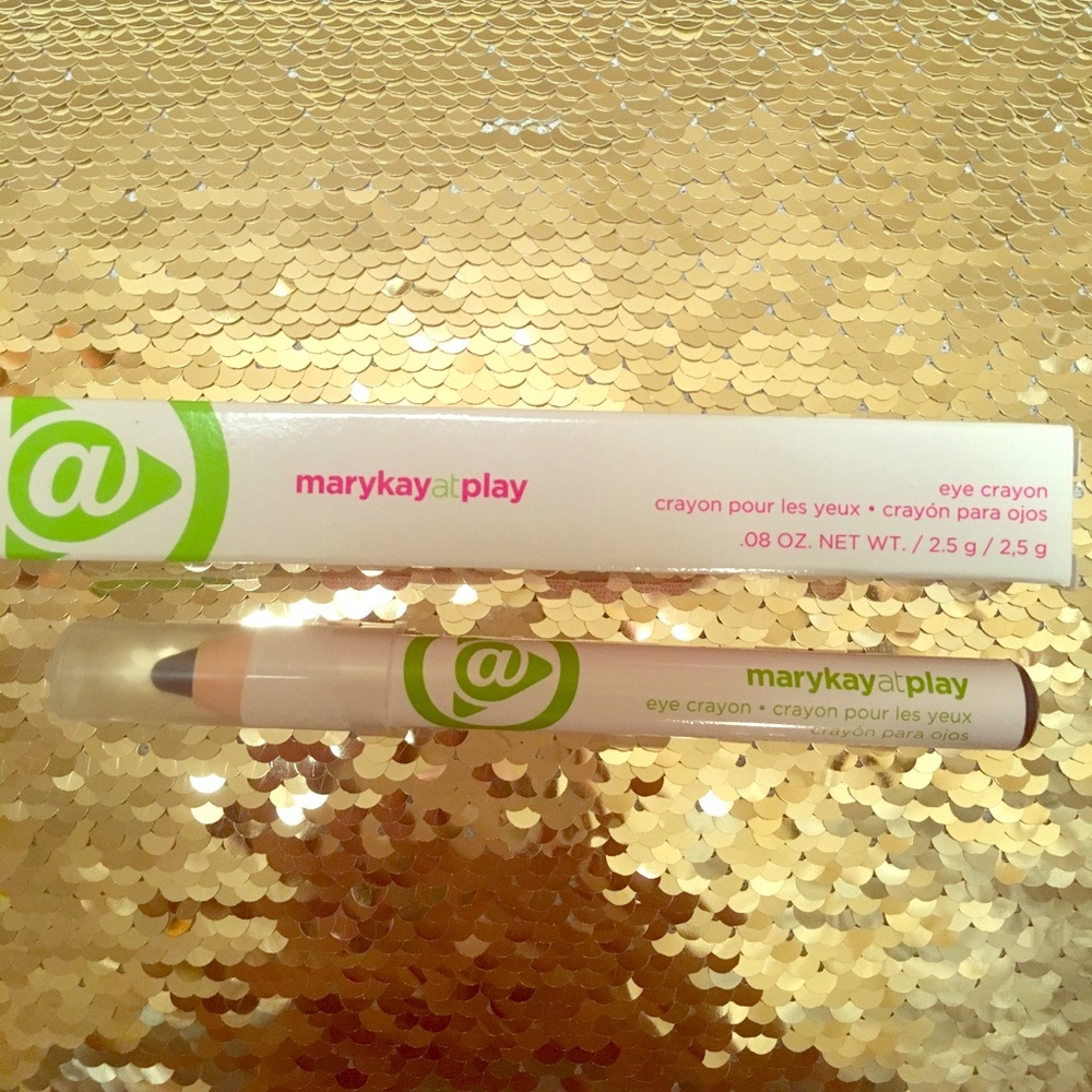 Mary Kay at play In The Navy eye crayon