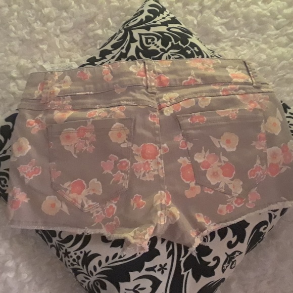 Shorts - Picture 2 of 3