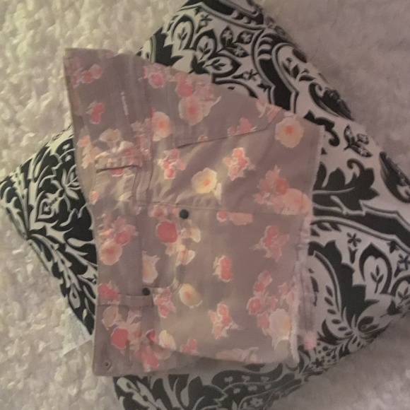 Shorts - Picture 3 of 3