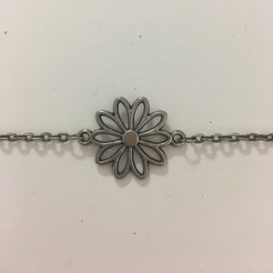 Silver daisy choker