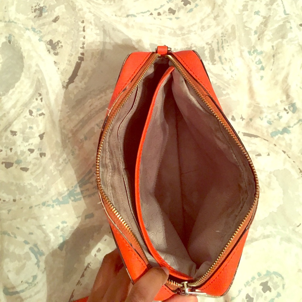 Michael kors cross body interior !!!