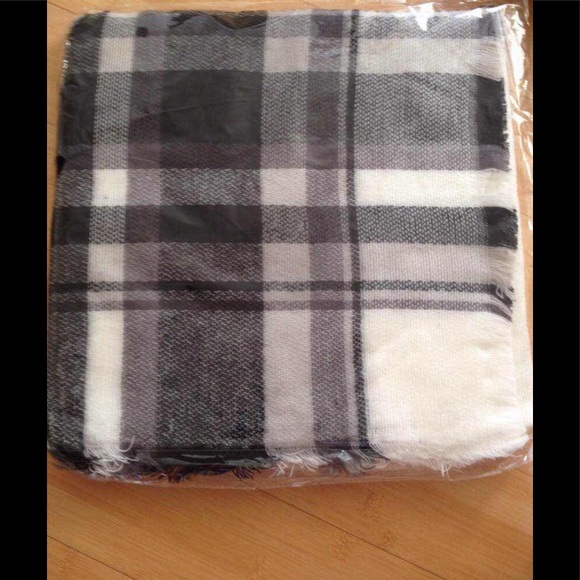 New Black And White Oversized Blanket Scarf - Picture 4 of 4