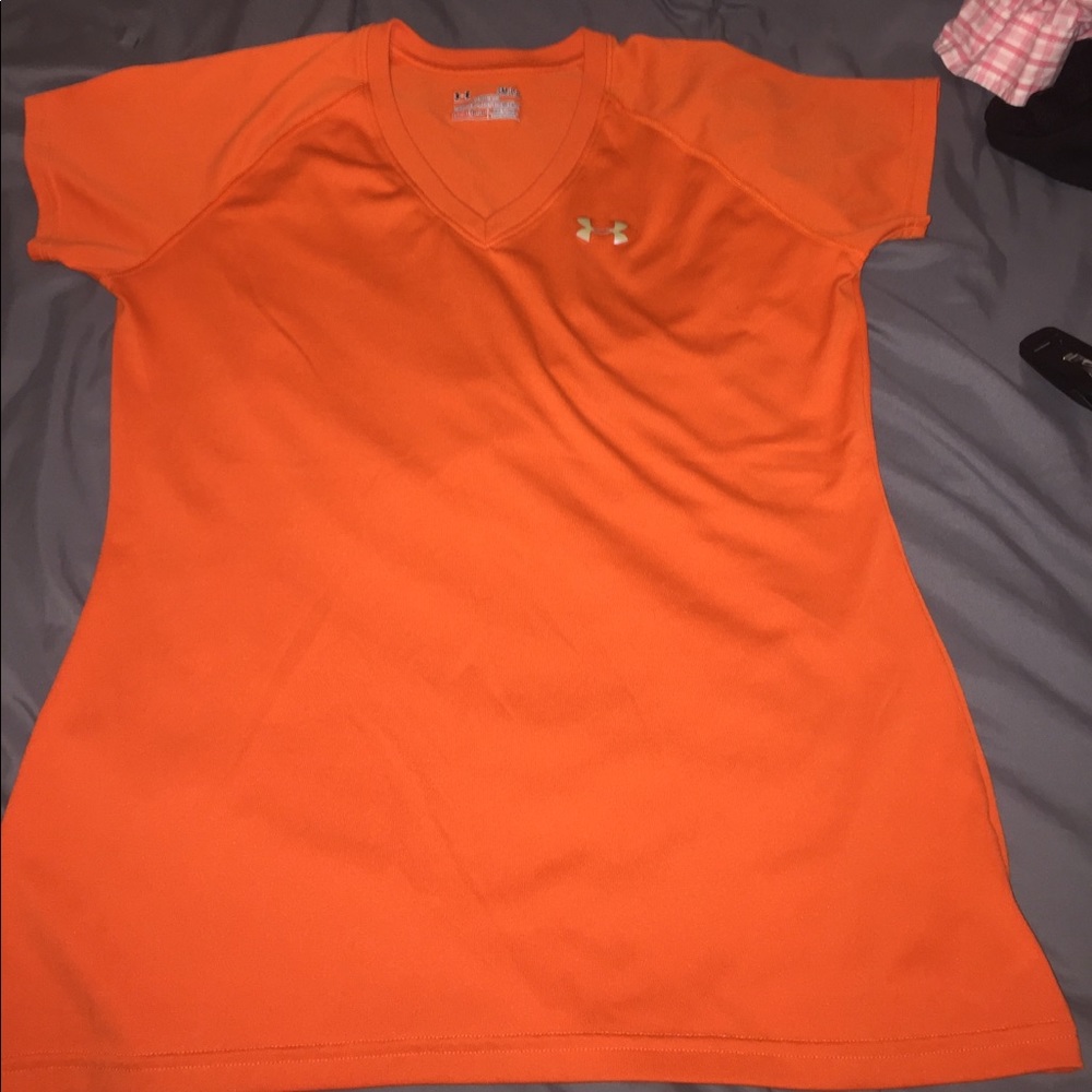 UNDER ARMOUR semi-fitted tee