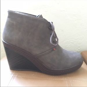 Dr. Scholls brown suede wedge booties