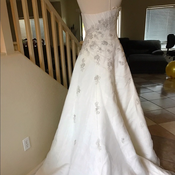 Venus Bridal Wedding dress, size 10 - Picture 2 of 2