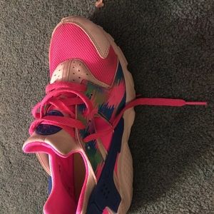 Authentic girl Nike hurrachae