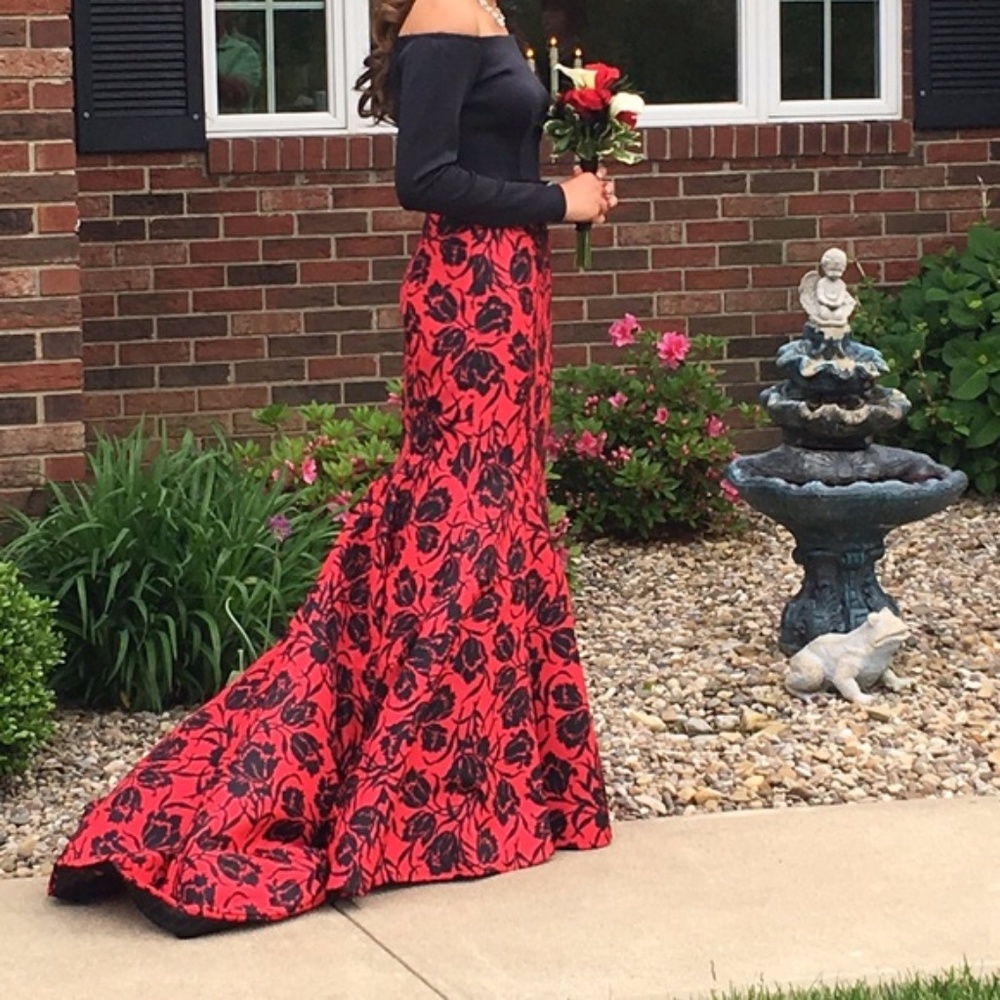 Sherri Hill sz 6 Red & Black Floral mermaid dress