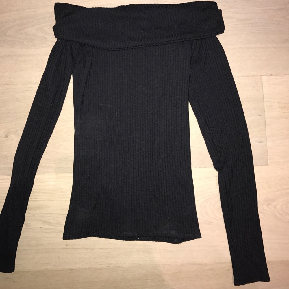 Black off the shoulder Abercrombie shirt