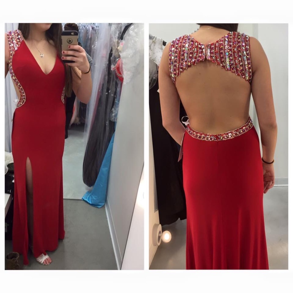 Selling this prom dress!