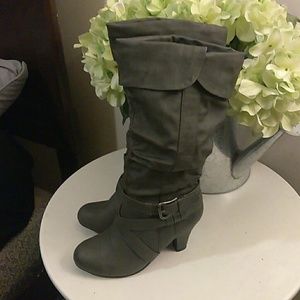Gray boots, Never been used