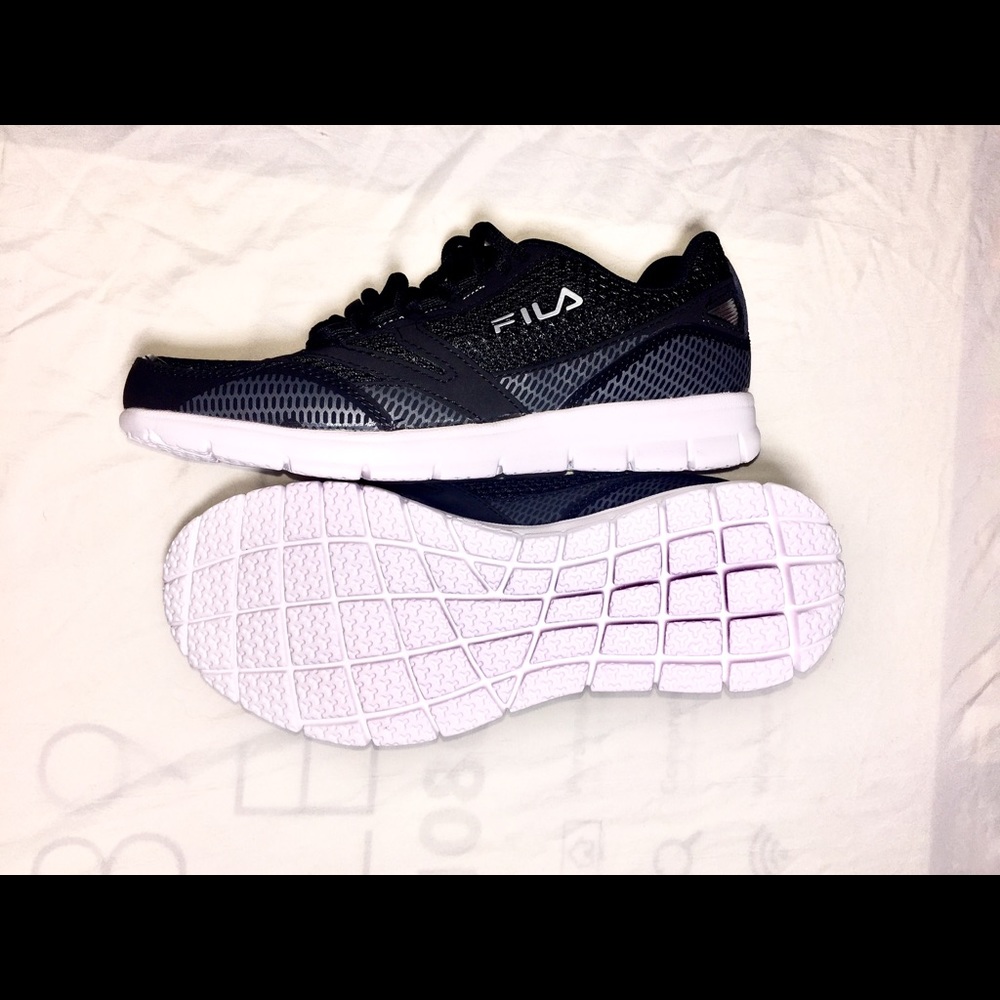Sz 7.5-8 Fila Sneakers