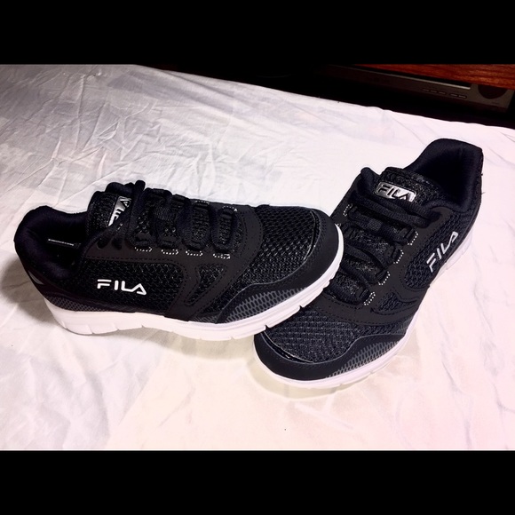 Sz 7.5-8 Fila Sneakers - Picture 3 of 4