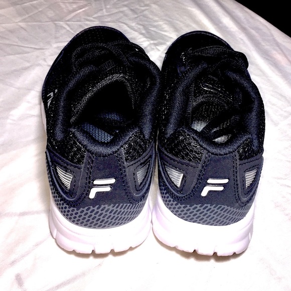 Sz 7.5-8 Fila Sneakers - Picture 4 of 4
