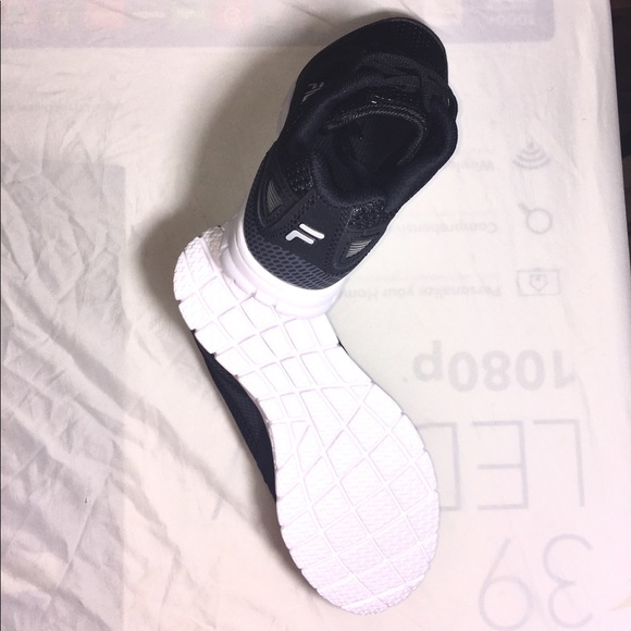 Sz 7.5-8 Fila Sneakers - Picture 2 of 4