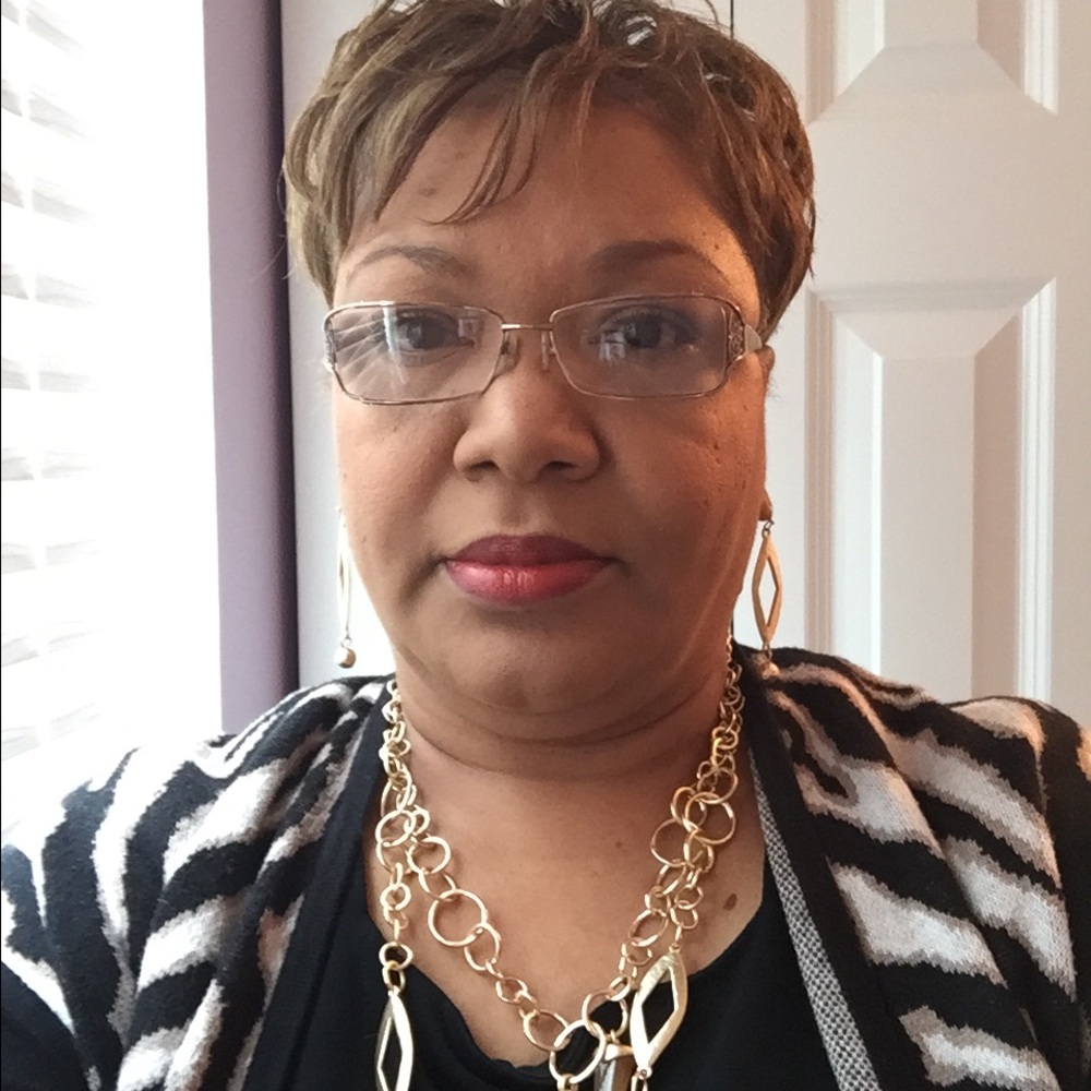 Meet your Posher, Lowana