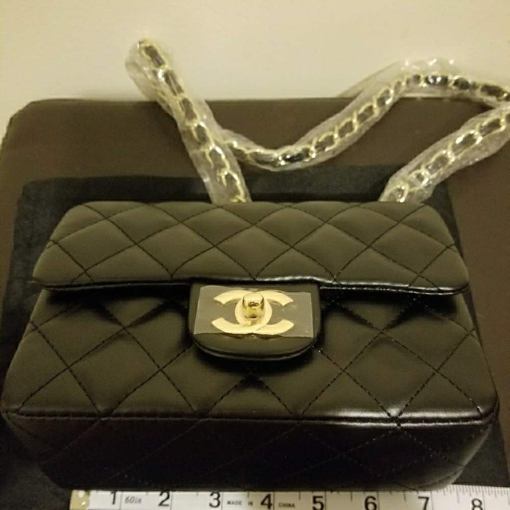 AUTH.COCO CHANEL BLACK PURSE W/ GOLD LINK .