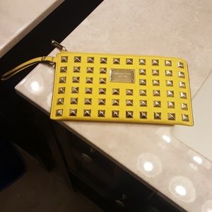 MICHAEL KORS STUDDED WRISTLET