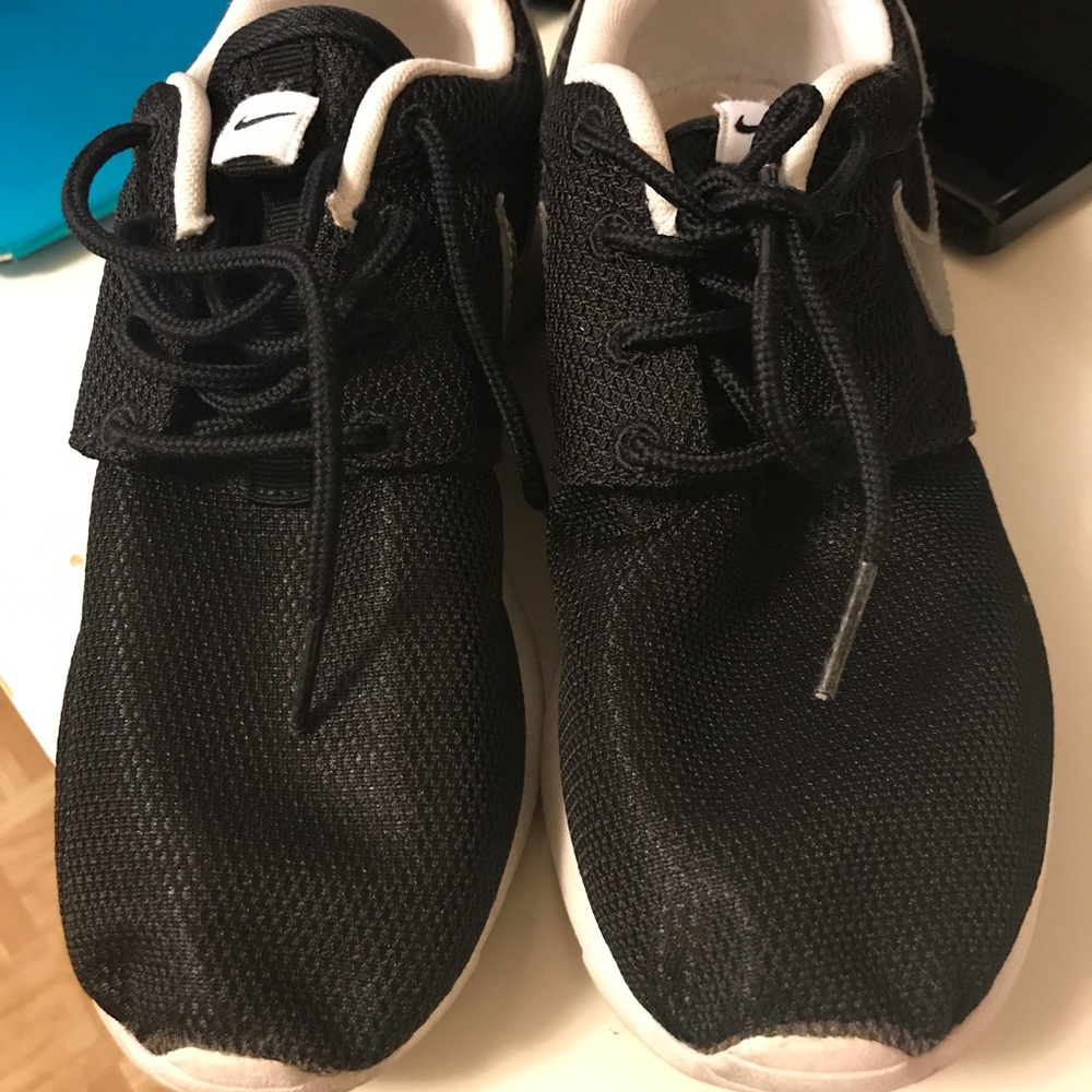Black Nike Roshes