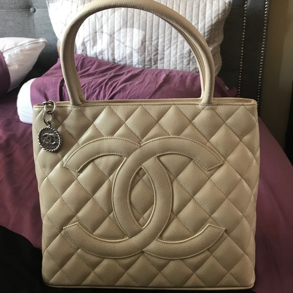 💰💰SOLD 💰💰Chanel Medallion tote bag!!
