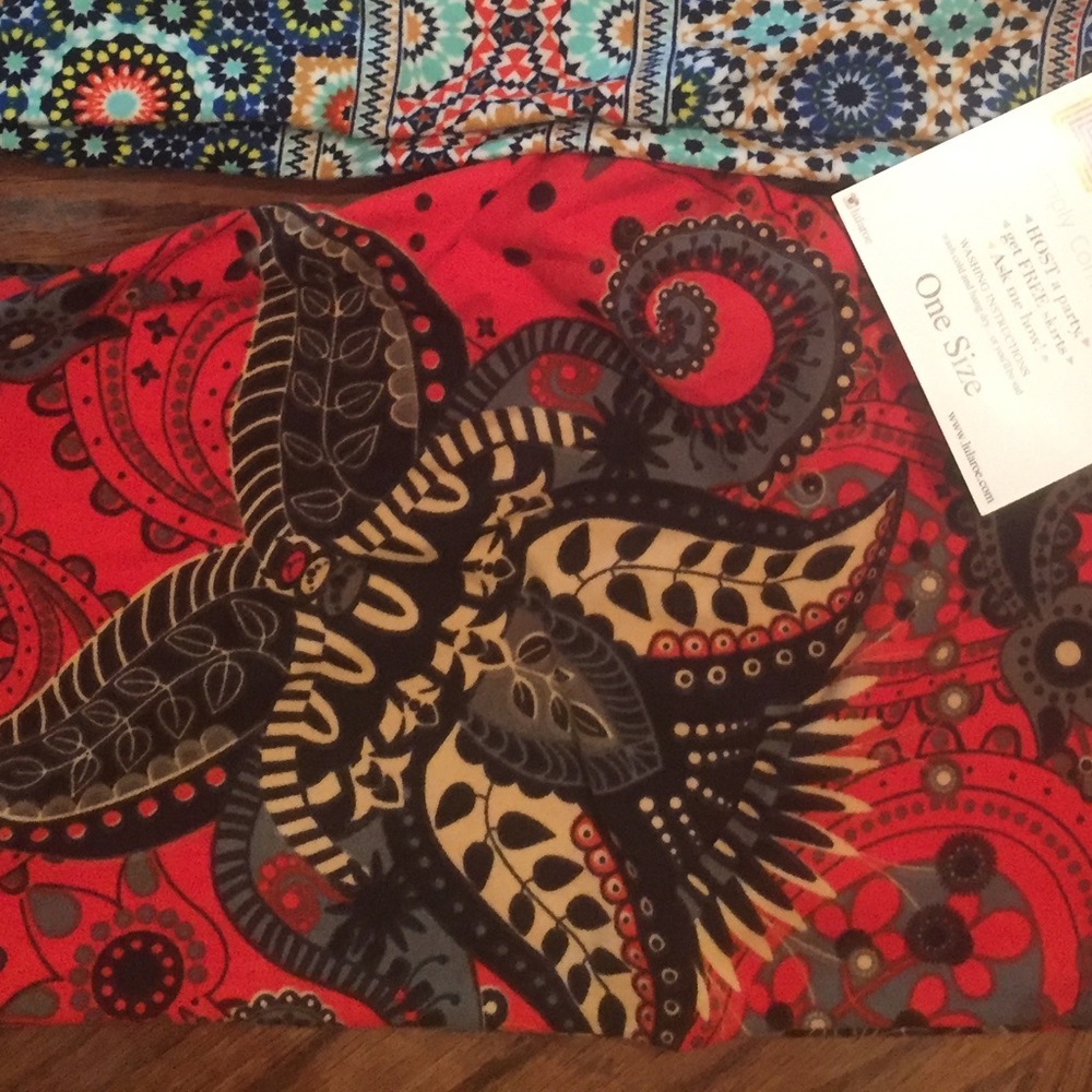 LulaRoe red Paisley leggings, One Size. NWT