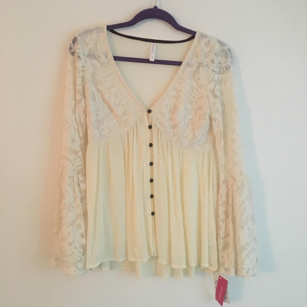 NWT Flowy Buttoned-front Top