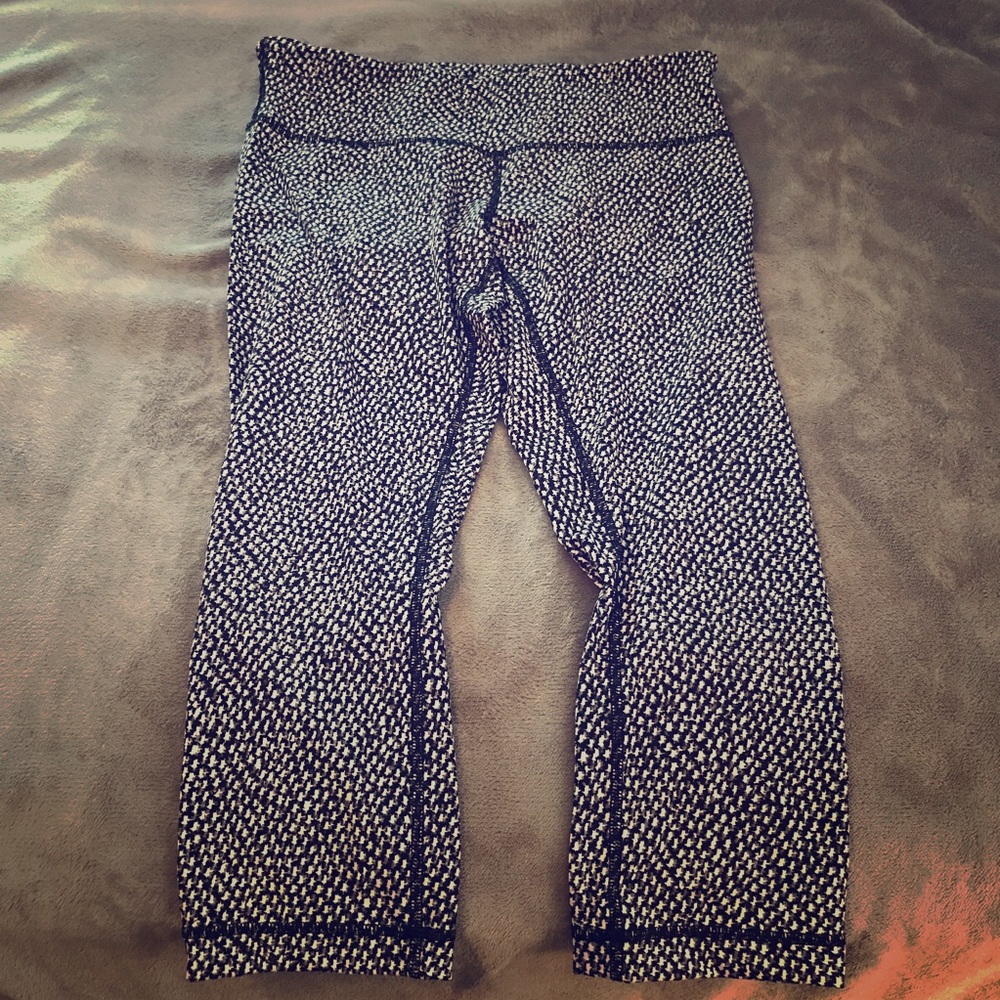 LuluLemon cropped leggings with bag