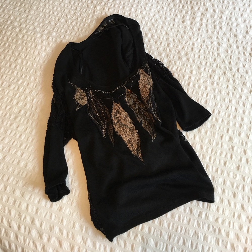Loose fit quarter sleeve w/ delicate embroidery