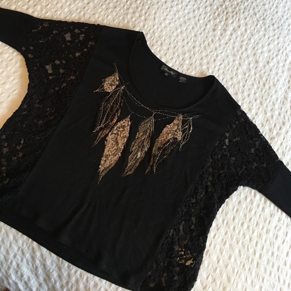 Loose fit quarter sleeve w/ delicate embroidery - Picture 2 of 4