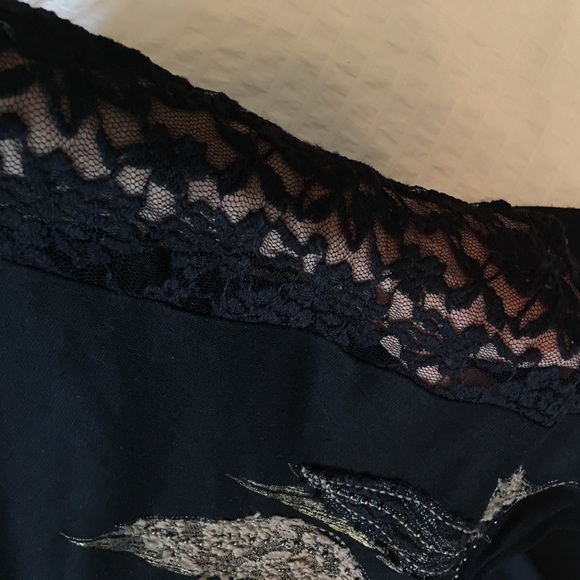 Loose fit quarter sleeve w/ delicate embroidery - Picture 4 of 4