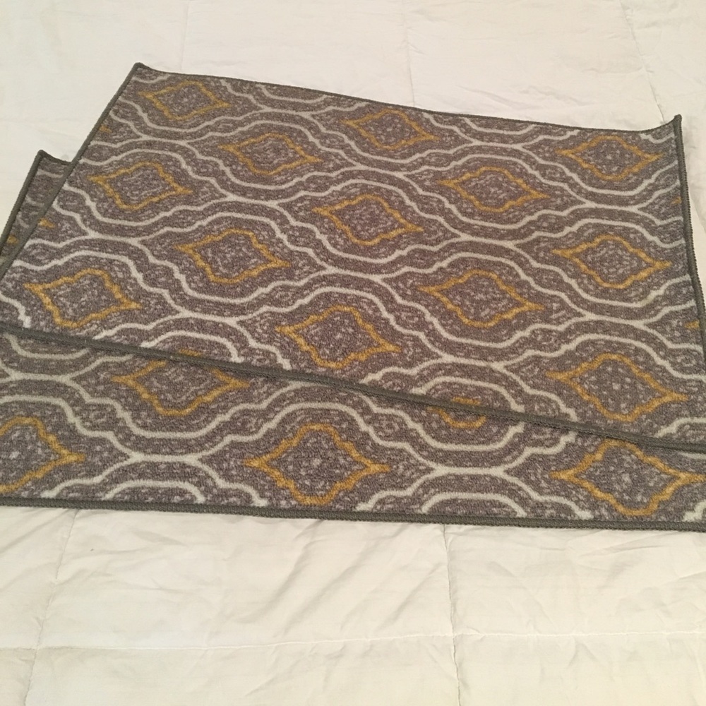 Set of 2 matching floor rugs