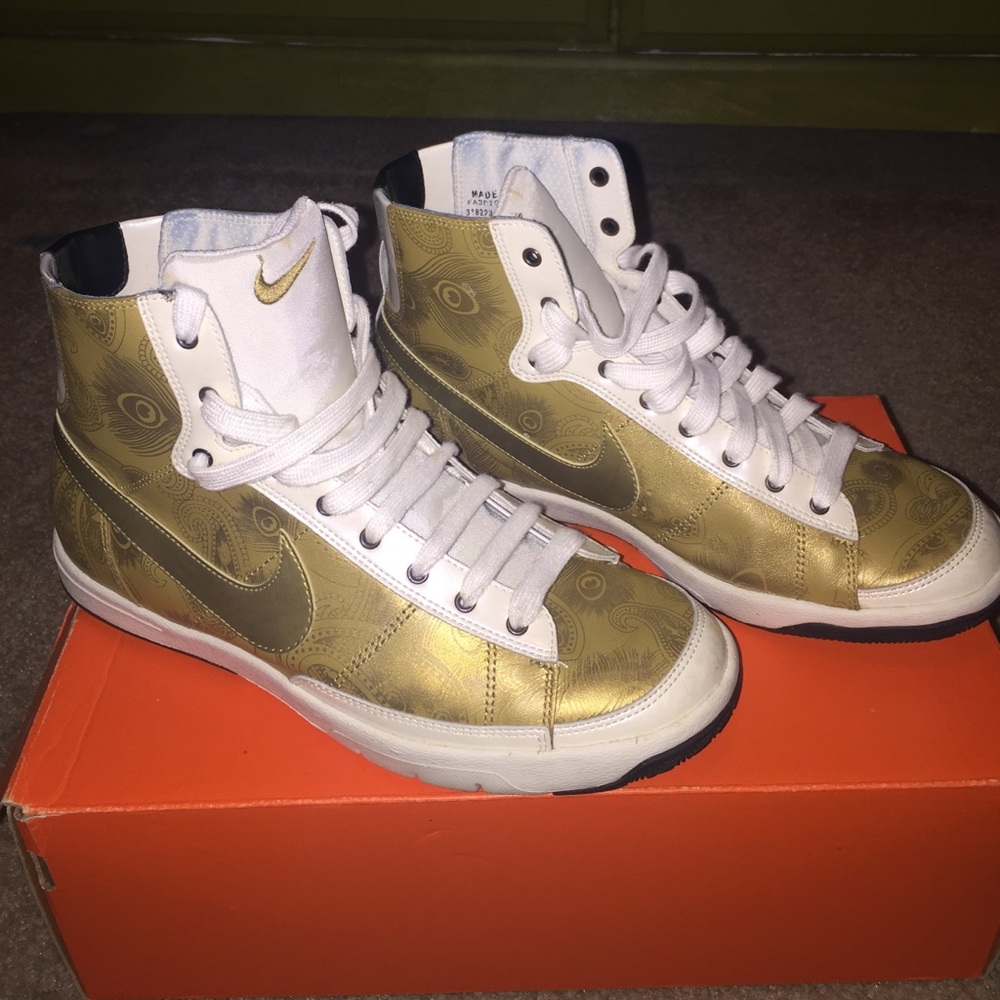 Mid-rise Hi-top Sneaker