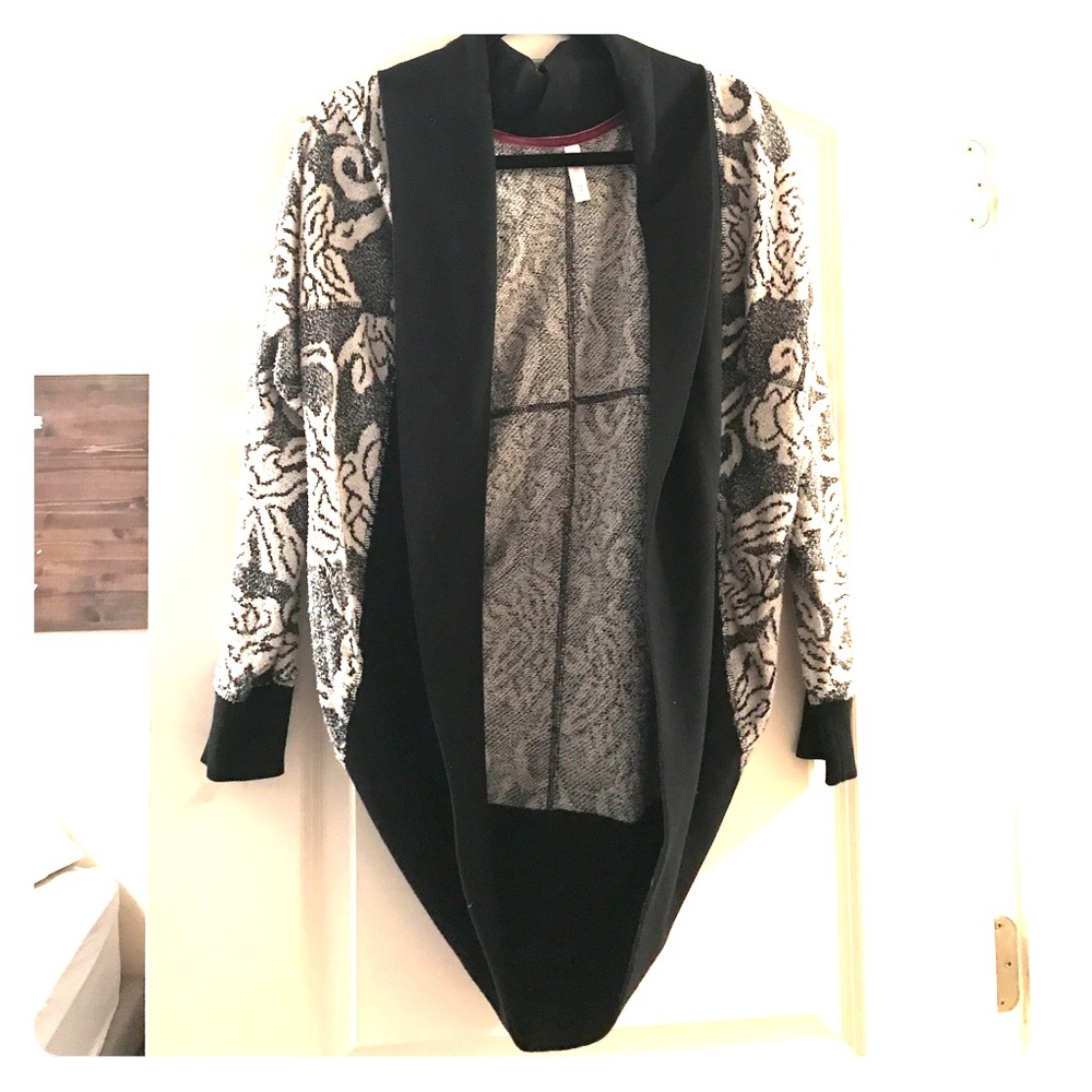 Rose patterned super soft sweater. Like new