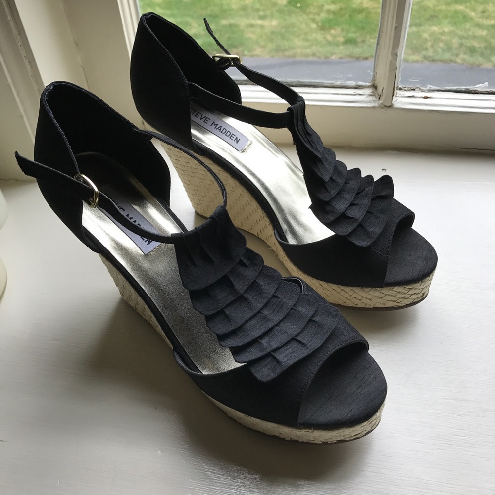 Steve Madden black/ruffle wedge..cream bottom