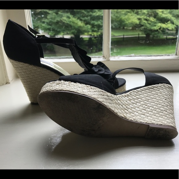 Steve Madden black/ruffle wedge..cream bottom - Picture 3 of 3