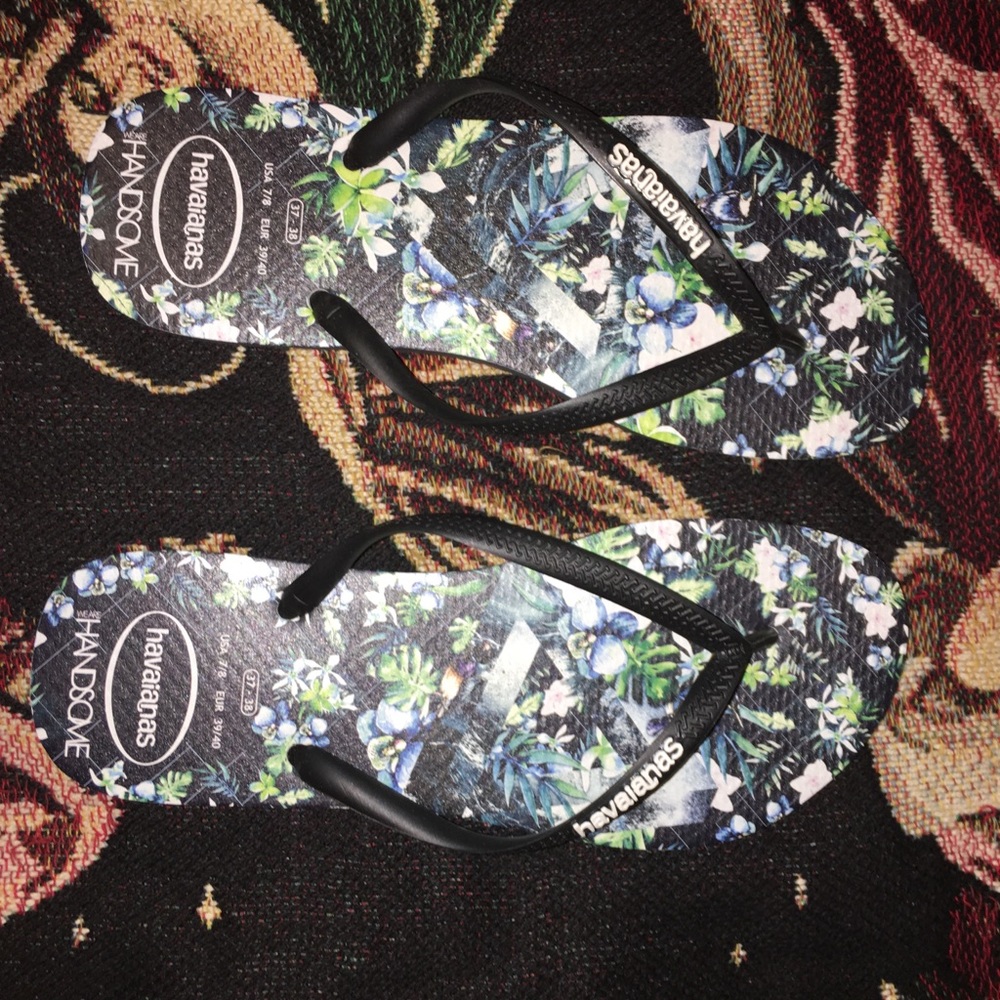 NWOT NEVER WORN flip flops