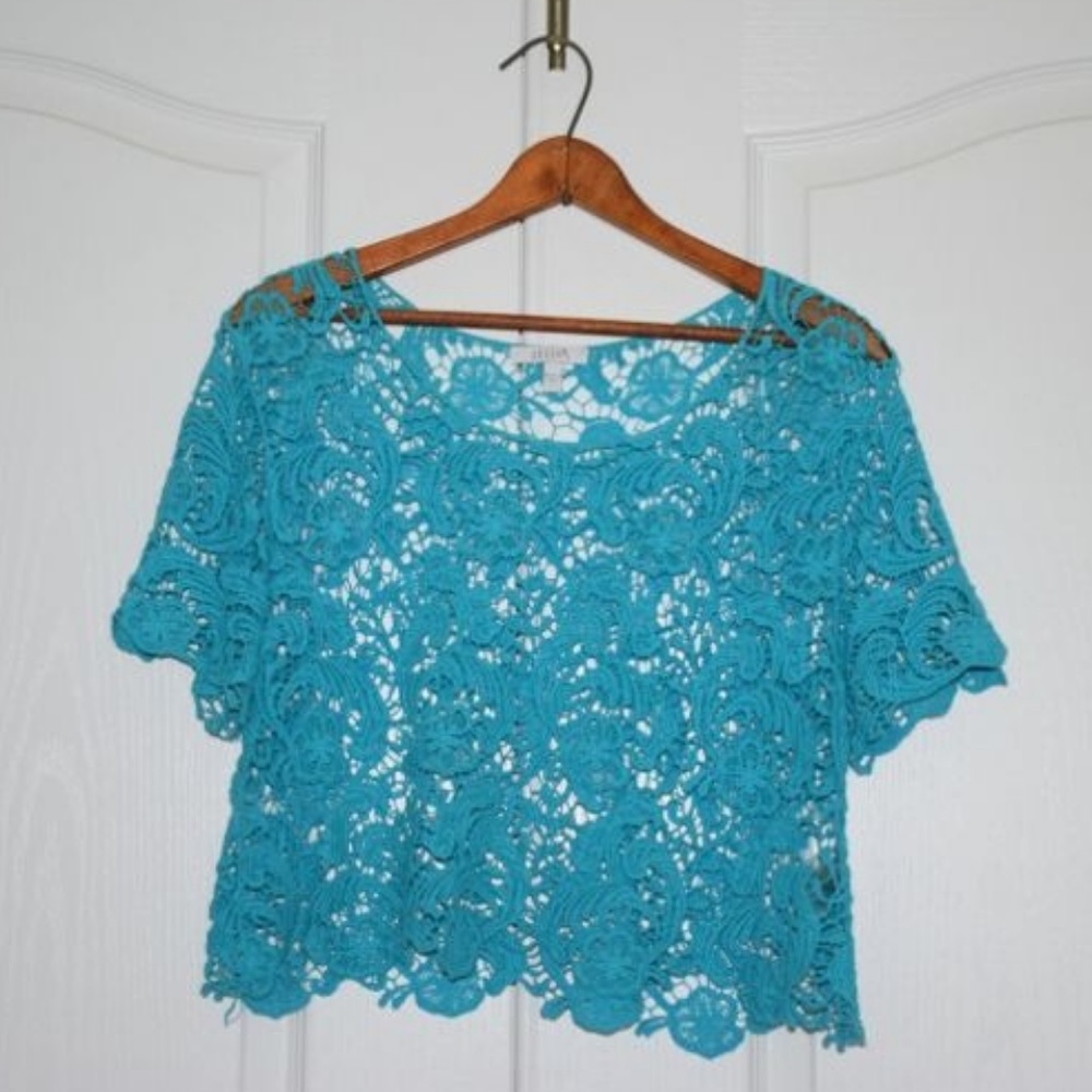 Short sleeved lace crop top - Like new