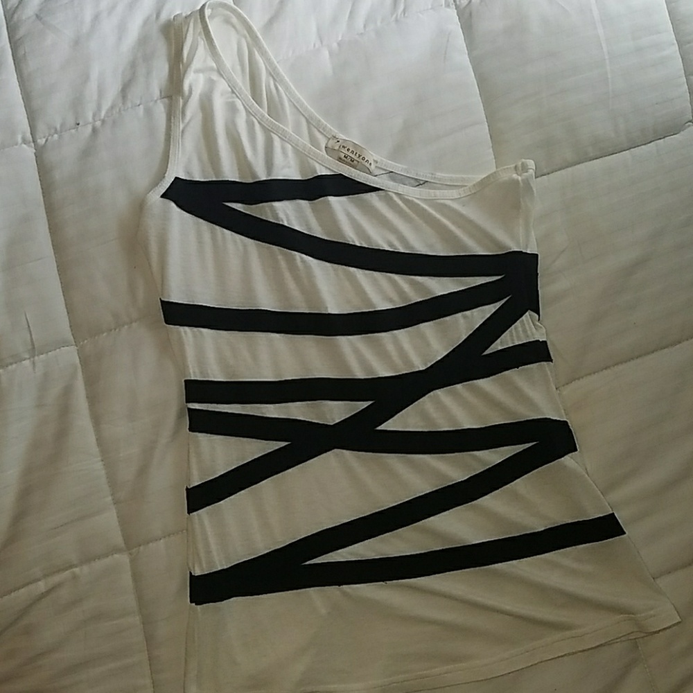 Super flattering one shoulder tank!