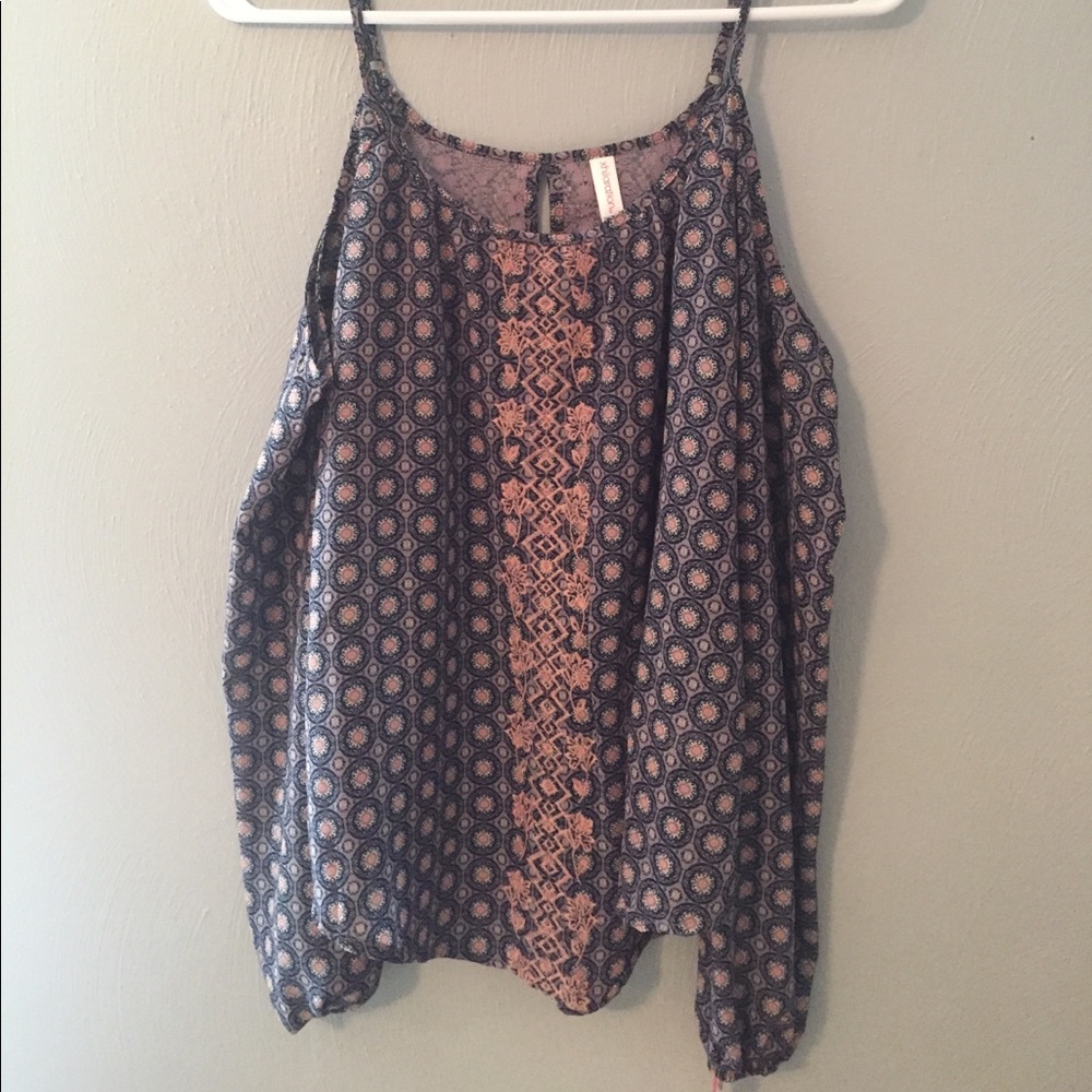 Long sleeve cold-shoulder top