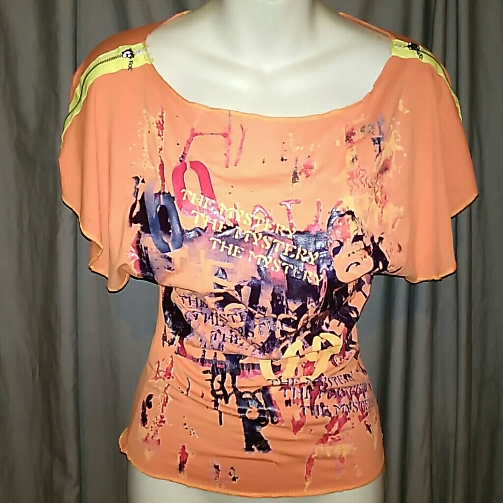 Super cute retro top.