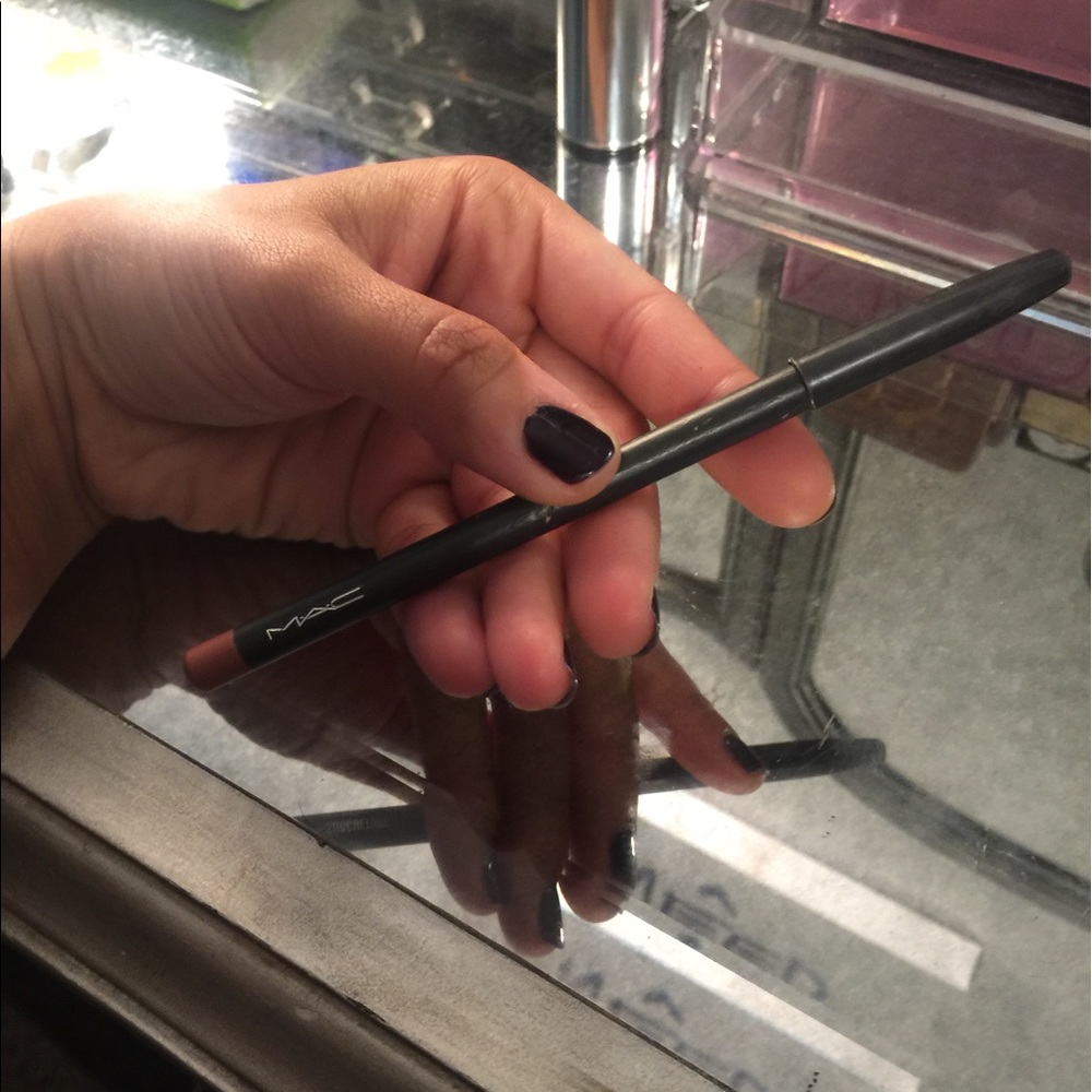 MAC lip liner Subculture