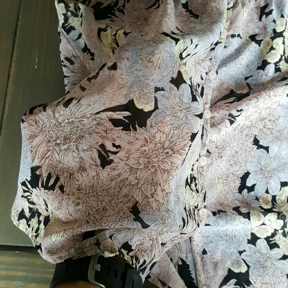 Lux Floral Button Up Blouse EEUC! - Picture 5 of 5