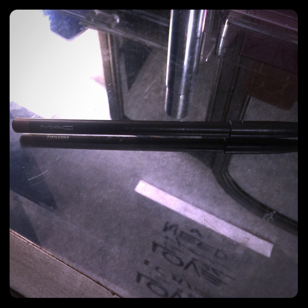 MAC lip liner Stripdown