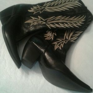 Penny loves Kenny women's black cowgirl boots